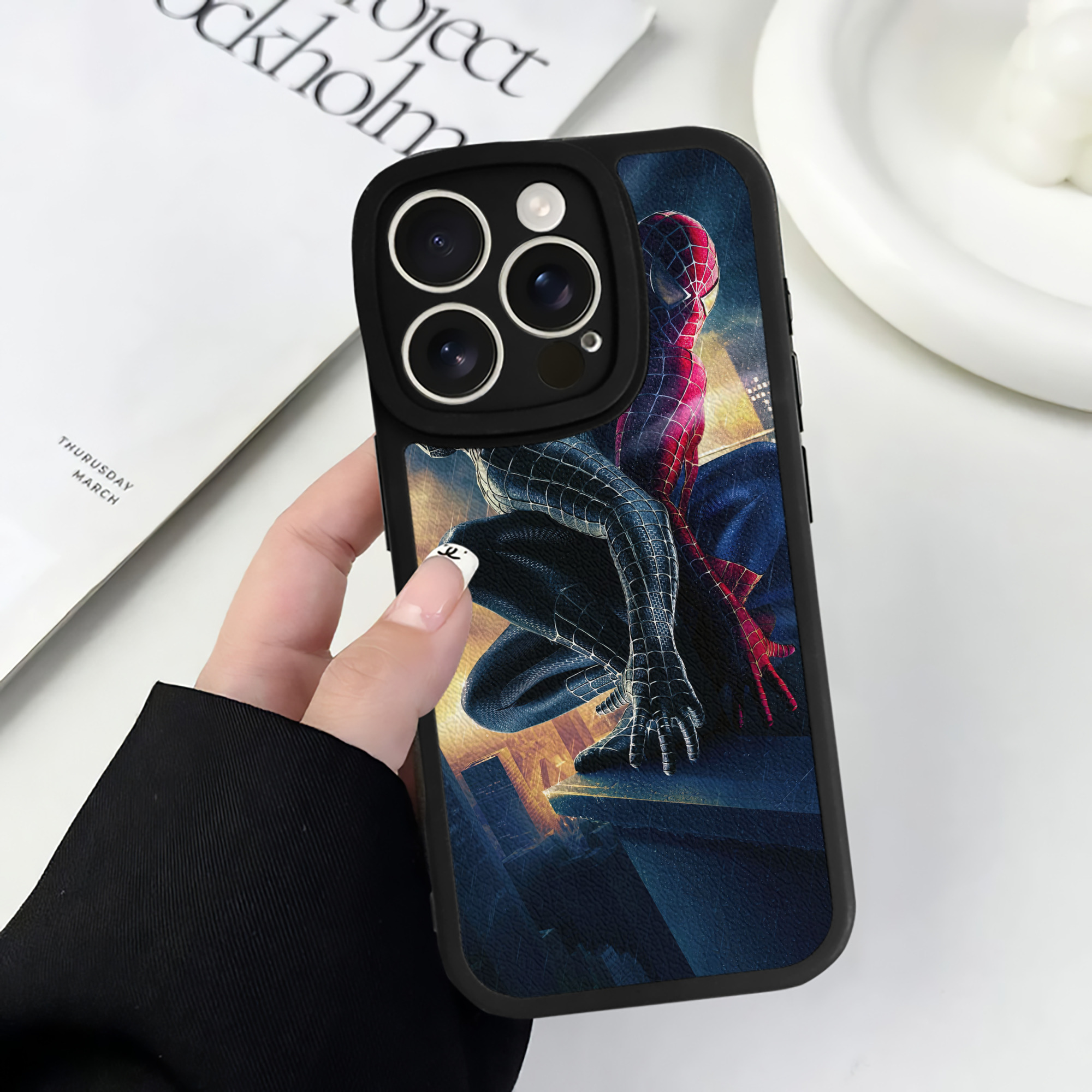（画像用） Spider Man スパイダーマン 【iPhone 16シリーズ対応】シリコンスマホケース（レザー調） 材質：シリコン